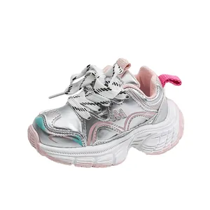 Dettaglio scarpe da ginnastica argento per bambini con accenti rosa e suola spessa