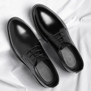 Scarpe business classiche in pelle nera da uomo per ufficio e occasioni formali
