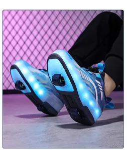 Vue détaillée des chaussures à roulettes LED bleues pour enfants avec doubles roues