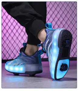 Vue détaillée des chaussures à roulettes LED bleues pour enfants avec doubles roues