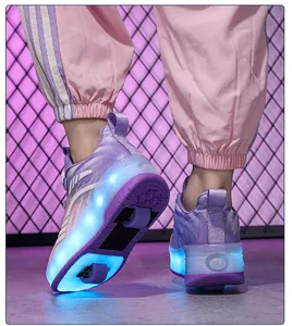 Détail de chaussures à roulettes pour enfants avec doubles roues et lumières LED bleues
