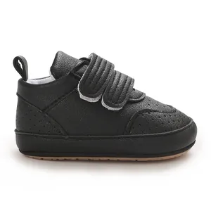 Detailansicht eines schwarzen Lauflernschuhs für Babys mit doppeltem Klettverschluss.