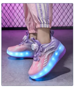 Vue détaillée des chaussures à roulettes roses et mauves pour enfants avec LED bleues.