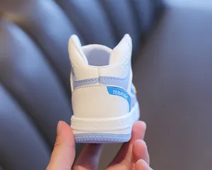 Detailed view of the heel of children's high-top sneakers with light blue TERATHAC print