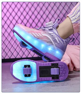 Détail de chaussures à roulettes LED violettes pour enfants avec double roues.