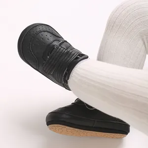 Detailansicht schwarzer Baby-Lauflernschuhe mit weicher Sohle für Jungen mit Textur.