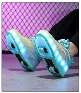 Détail de la semelle des chaussures à roulettes LED pour enfants avec effets de lumière bleue.