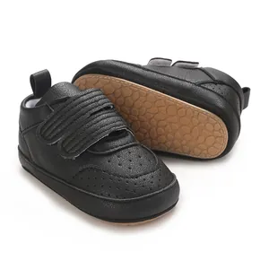 Detailansicht schwarzer Babyschuhe mit Klettverschluss und rutschfester weicher Sohle