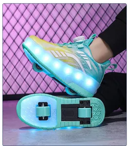 Vue détaillée des chaussures à roulettes pour enfants avec doubles roues et semelle LED
