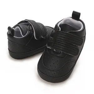 Detailansicht schwarzer Lauflernschuhe für Babys mit Klettverschluss und weicher Sohle