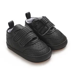 Detailansicht der schwarzen Baby-Lauflernschuhe mit doppeltem Klettverschluss