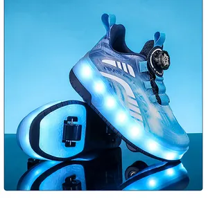 Gros plan de chaussures à roulettes bleues pour enfants avec semelles LED lumineuses