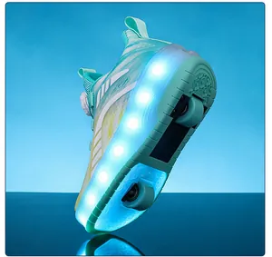 Vue détaillée de la chaussure à roulettes enfant turquoise avec semelle LED et roues.