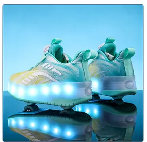 Gros plan détaillé montrant les roues LED lumineuses sur des chaussures à roulettes pour enfants