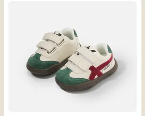 Vista detallada de zapatos de piel para niños en color crema y verde con cierres de velcro