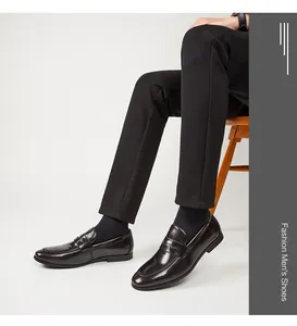 Vista lateral detallada de elegantes mocasines de cuero para hombre en estilo formal