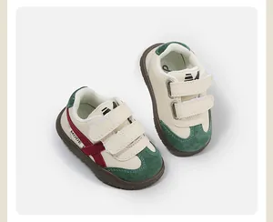 Vista detallada de zapatos para bebés con doble cierre de velcro y detalles verdes
