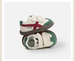 Vista detallada de zapatillas beige para niños con detalles en verde y burdeos, otoño