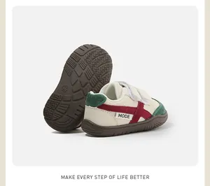 Primer plano de zapatos infantiles con suela de goma marrón antideslizante y detalle del talón