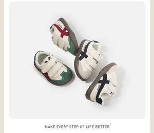 Vista superior de zapatillas para bebé elegantes con paneles de colores y velcro