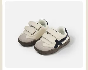 Vista lateral de zapatos para bebés con doble cierre de velcro y puntera de ante