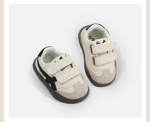 Vista superior de zapatillas crema para niños con doble cierre de velcro y suela marrón.