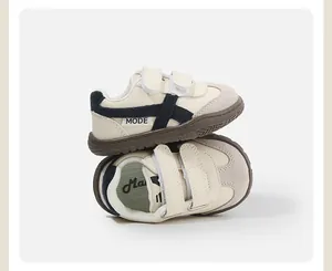 Primer plano de zapatillas deportivas infantiles con doble velcro y gamuza