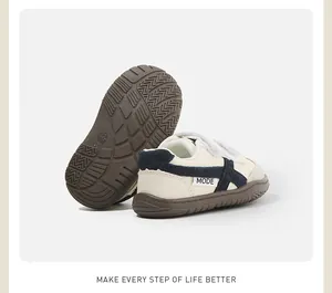 Detalle en primer plano de la suela antideslizante y el talón de estas zapatillas de bebé.