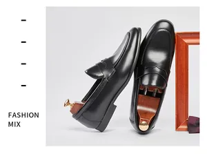 Detalle de elegantes mocasines de cuero negro de primera con hormas de madera en estudio