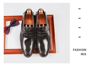 Vista superior de elegantes mocasines de cuero marrón oscuro con hormas de madera