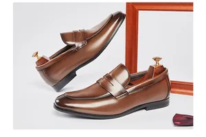Mocasines penny de cuero marrón clásicos para hombre con estilo formal y casual elegante