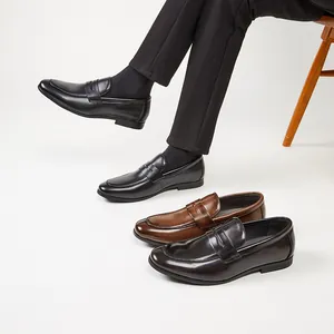 Mocasines clásicos de cuero para hombre en color negro y marrón para oficina y eventos