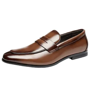 Mocasines clásicos de cuero marrón para hombre, elegantes zapatos casuales de negocios.