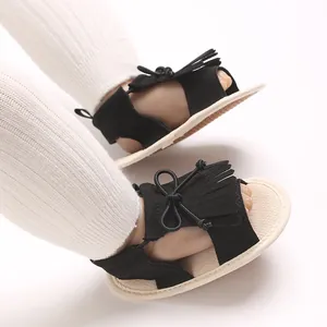 Detailansicht der schwarzen Baby-Sandalen mit weicher Sohle, Fransen und Schleife