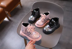 Vue détaillée de bottines Martin pour enfants à motif de cœur en rose et en noir