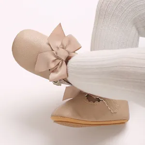 Détails des chaussures de princesse beige pour bébé en PU avec un grand nœud élégant.