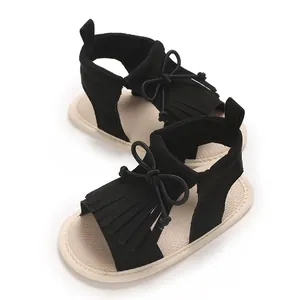 Detailansicht der schwarzen Baby-Mädchen-Sandalen mit Fransen und weicher Sohle