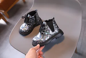 Vue détaillée de bottines Martin pour enfants avec motifs de cœurs et semelle épaisse