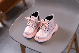Vue détaillée de bottines Martin roses à paillettes pour enfants avec motifs cœurs et zip