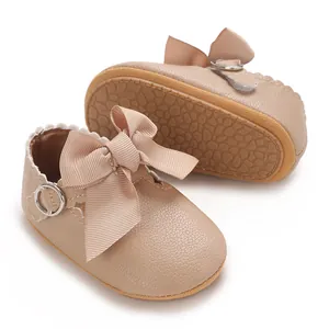 Vue détaillée de chaussures de princesse pour bébé avec nœud et semelle souple