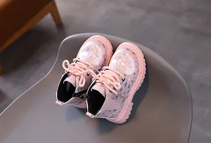 Vue détaillée de dessus de bottines Martin roses pour enfants avec motif cœur brillant