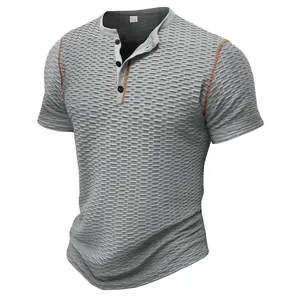 Detailansicht eines grauen strukturierten Kurzarm-Henleyshirts für Herren mit Paspeln