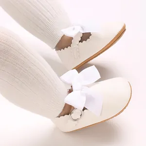 Gros plan détaillé de chaussures de princesse blanches pour bébé avec nœud chic