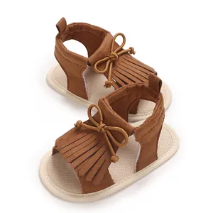 Detailansicht brauner Baby-Sandalen mit dekorativen Fransen, Schleife und weicher Sohle