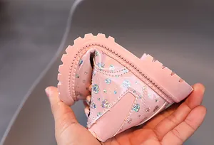 Vue détaillée montrant la semelle flexible des bottines Martin roses pour filles
