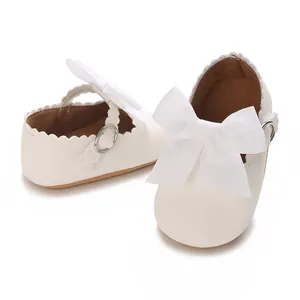 Gros plan sur d'élégantes chaussures de princesse en PU blanc pour bébé avec nœud