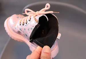 Gros plan détaillé de bottines roses pailletées pour filles avec fermeture éclair