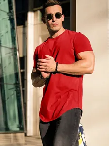 Rotes, eng anliegendes Herren-Sport-T-Shirt mit abgerundetem Saum für Fitness