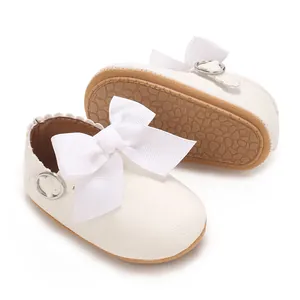 Vue détaillée de jolies chaussures de princesse pour bébé en cuir PU blanc à nœud