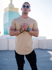 Eng anliegendes Herren-Sport-T-Shirt in Camel mit abgerundetem Saum für das Training.